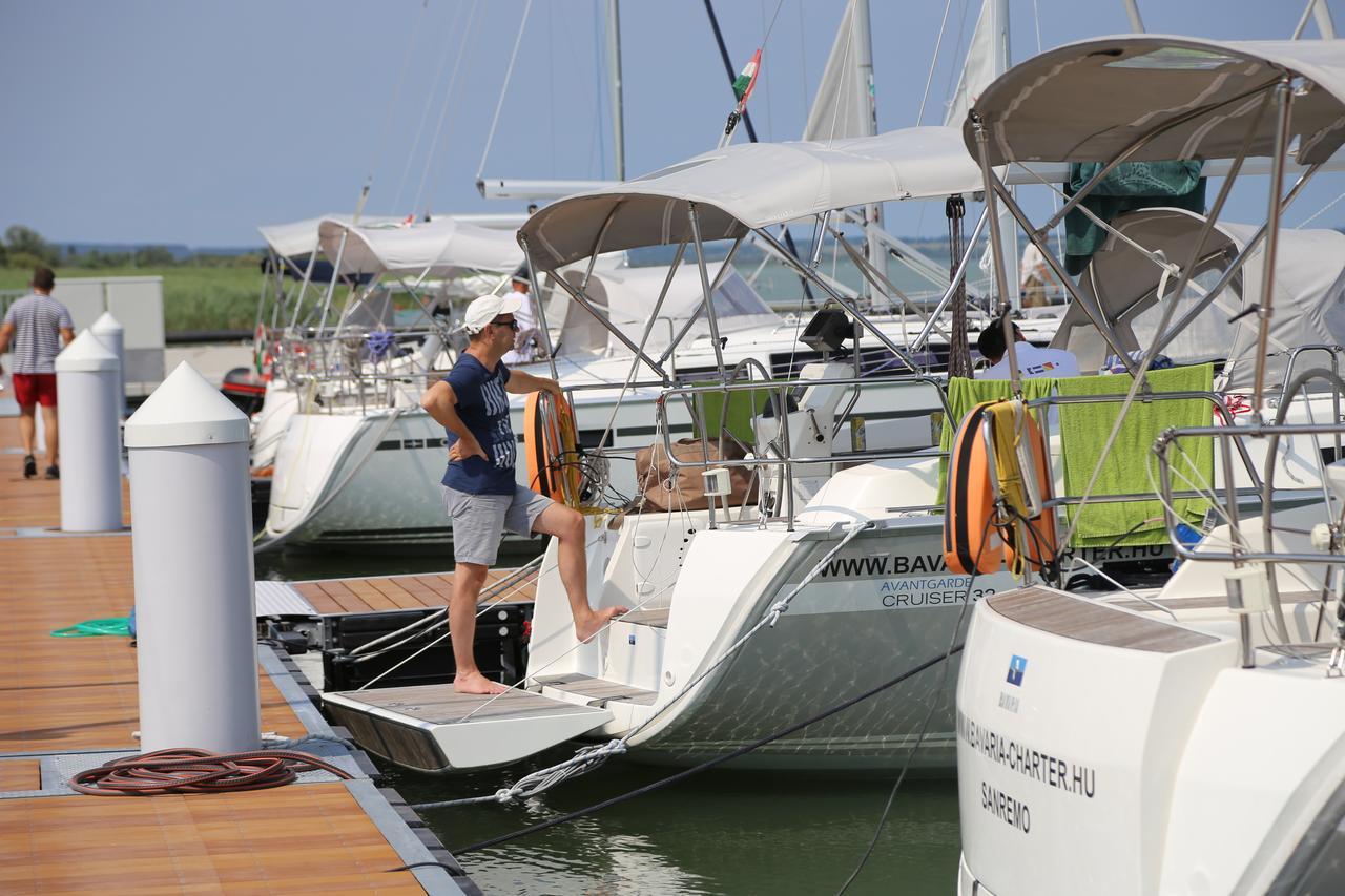 Отель Fenyves Yacht Club Superior Балатонфеньвеш Экстерьер фото